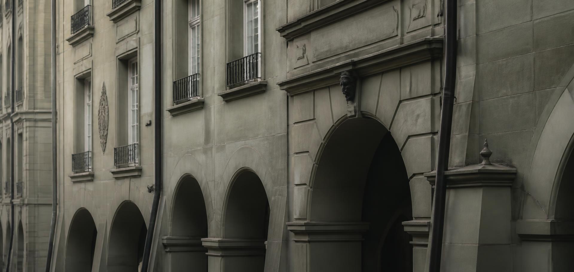 Historische Fassaden und Arkaden in der Berner Altstadt, Marktgebiet von Edelwyss Estate
